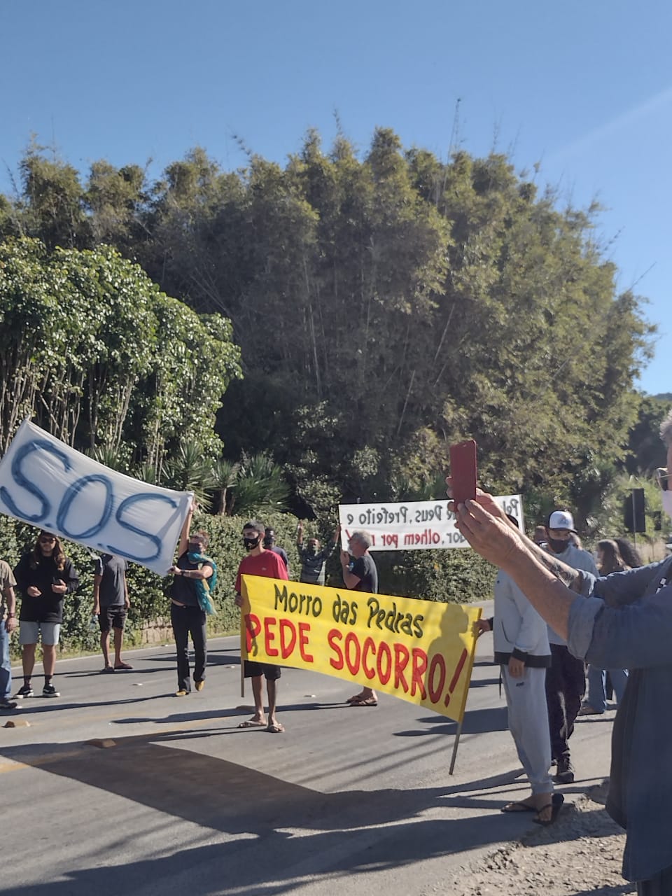 Moradores Do Morro Das Pedras Em Florianópolis Realizam Nova Manifestação