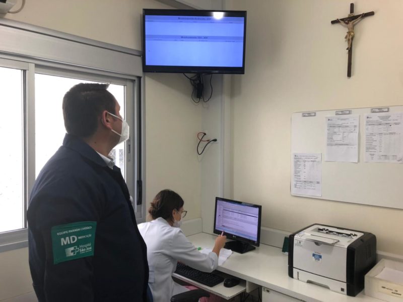 Uma tela em salas estrat&eacute;gicas identifica o tempo em que cada paciente deve ser monitorado.&nbsp; – Foto: Divulga&ccedil;&atilde;o.