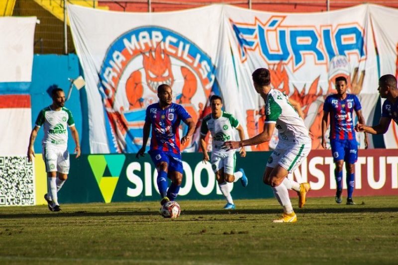 Marcílio Dias caiu de quatro diante da Chapecoense – Foto: Bruno Golembiewski/CNMD