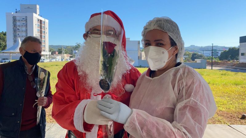 Papai Noel entregou rosas para os profissionais que realizavam a vacina&ccedil;&atilde;o em Cocal do Sul – Foto: Prefeitura de Cocal do Sul/Divulga&ccedil;&atilde;o/ND