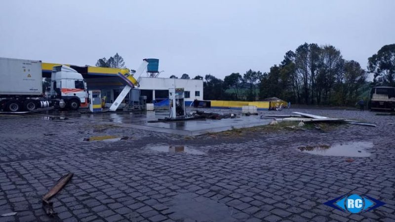 Em Caçador, o hospital Maicé tem dois geradores, que estão abastecidos, assim como também a UPA. As empresas de telefonia estão trabalhando para restabelecer a comunicação. Na imagem, posto de combustível sofreu com os impactos dos ventos – Foto: Rádio Capinzal/Reprodução/ND