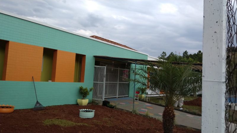 A comitiva chegou em Saudades &agrave;s 14h, e foi at&eacute; a Associa&ccedil;&atilde;o Esportiva Recreativa Cera&ccedil;&aacute;, onde ocorre uma reuni&atilde;o fechada das entidades e familiares das v&iacute;timas – Foto: Caroline Figueiredo/ND