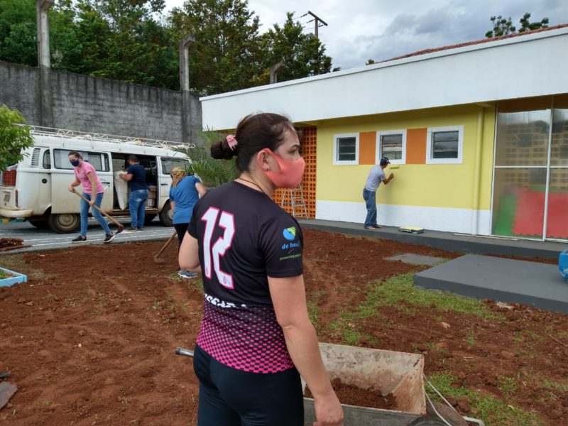 Volunt&aacute;rios da comunidade do munic&iacute;pio de Saudades organizaram uma reforma na creche Pr&oacute;-Inf&acirc;ncia Aquarela, onde ocorreu uma trag&eacute;dia em um ataque brutal que culminou na morte de cinco pessoas, no dia 4 de maio. – Foto: Caroline Figueiredo/ND
