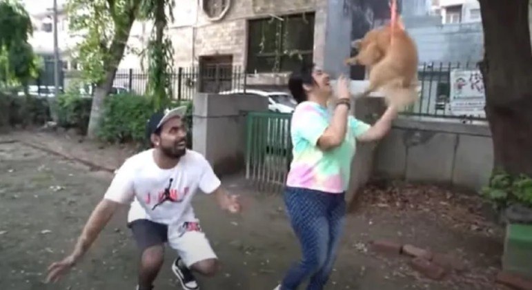 Youtuber Gaurav John e a m&atilde;e aplaudiram o cachorro suspenso no ar pelas bexigas – Foto: Reprodu&ccedil;&atilde;o/ India Today