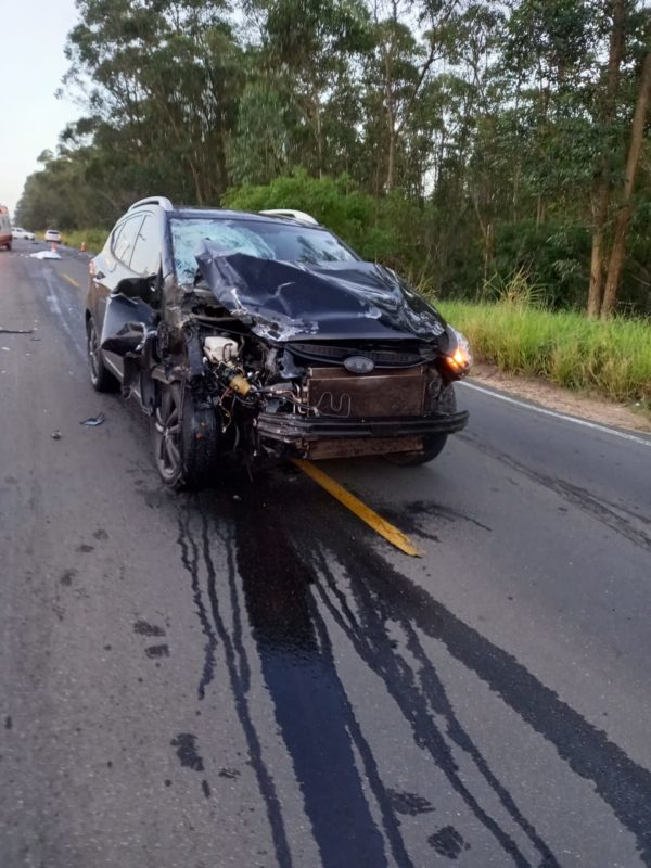 Carro ficou destru&iacute;do com a batida – Foto: Divulga&ccedil;&atilde;o/Corpo de Bombeiros/ND
