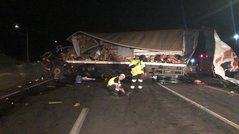 Acidente na BR-101 envolvendo um caminh&atilde;o que saiu de Florian&oacute;polis com destino a S&atilde;o Paulo – Foto: Ricardo Alves/NDTV Joinville