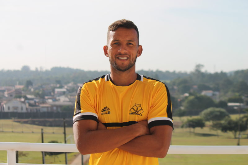 Zagueiro Rodrigo, suspenso, n&atilde;o encara o Brusque.&nbsp; – Foto: Foto: Celso da Luz/Crici&uacute;maEC