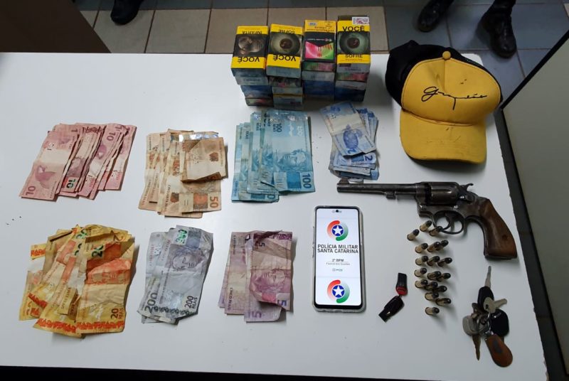 PM prendeu um assaltante e apreendeu dinheiro, armas e munições usadas durante os roubos – Foto: Polícia Militar/Divulgação/ND