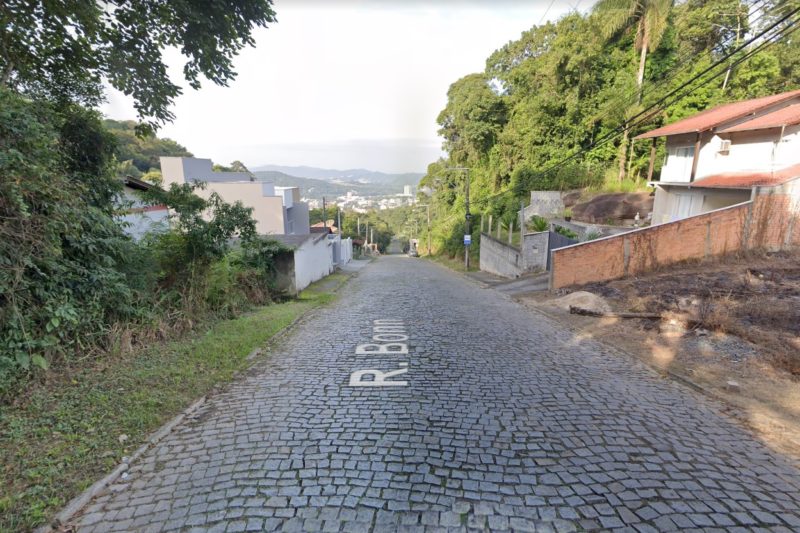 Homem &eacute; agredido com barra de ferro ao tentar invadir casa do irm&atilde;o em Blumenau – Foto: Reprodu&ccedil;&atilde;o/Google Maps