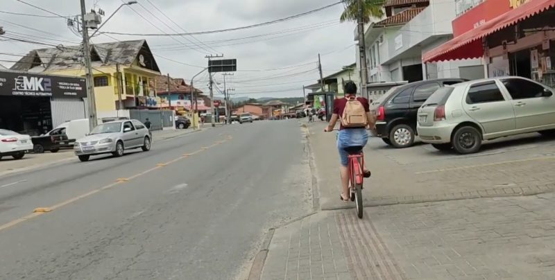 Rua Fátima é exemplo de via sem espaço próprio para o ciclista – Foto: Dani Lando