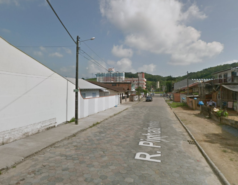 homem tenta colocar fogo em apartamento com mulher e filhos dentro