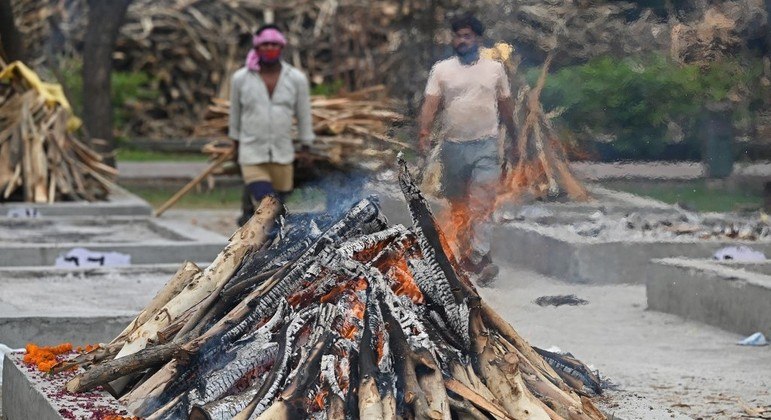 Maior parte das vítimas de covid-19 na Índia são cremadas em piras pelo país - 