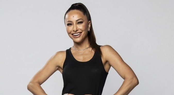 Sabrina Sato usa blusa preta e sorri para foto