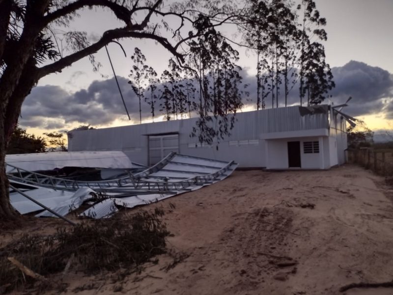 Galpão de máquinas e equipamentos foi destelhado em Santa Rosa do Sul – Foto: Divulgação/DefesaCivil/ND