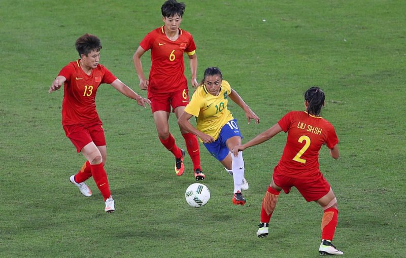 Marta domina bola entre três jogadoras da China