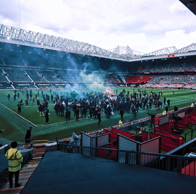 Jogo do Manchester United é adiado após torcedores entrarem no campo para  protestar contra donos do clube - BBC News Brasil