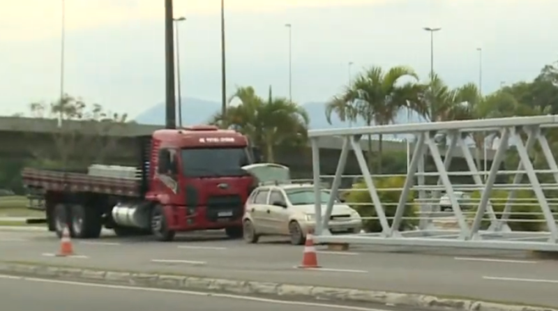 Pe&ccedil;as para montagem da passarela do CIC, em Florian&oacute;polis, s&atilde;o soldadas – Foto: Reprodu&ccedil;&atilde;o/NDTV RecordTV