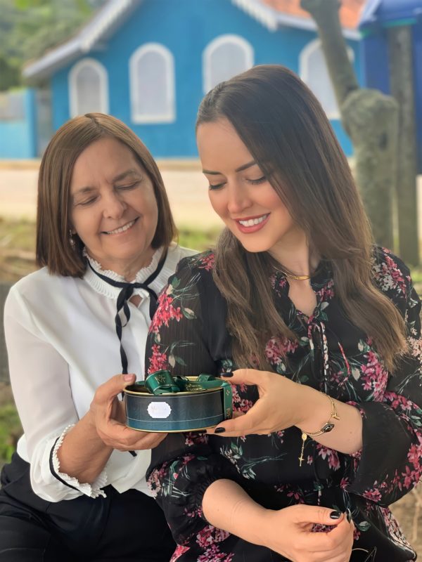 Sonia e a filha, Mariane, divulgando a promo&ccedil;&atilde;o do Dia das M&atilde;es – Foto: Divulga&ccedil;&atilde;o/ND