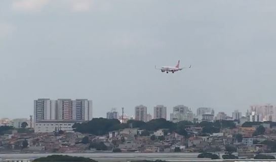 SP monitora dois passageiros que estavam em voo com caso da variante indiana – Foto: Reprodu&ccedil;&atilde;o Record TV