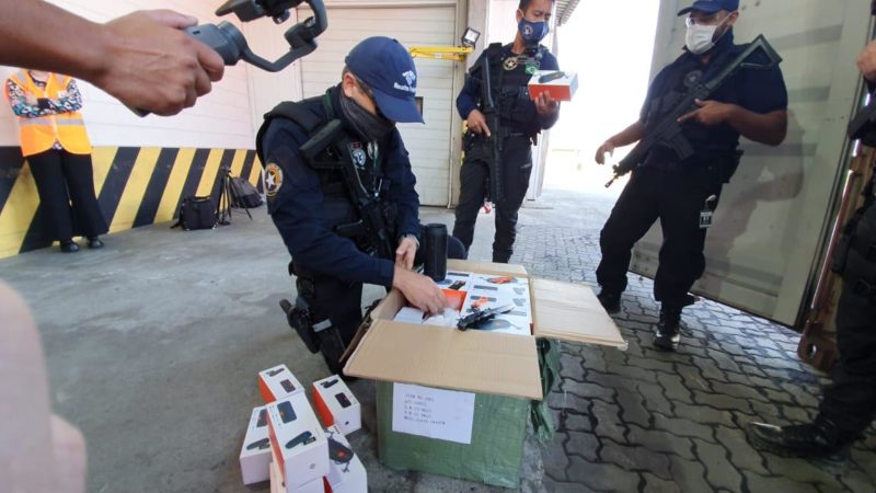 Nas caixas, produtos eletr&ocirc;nicos que foram apreendidos&nbsp; – Foto: Receita Federal/Divulga&ccedil;&atilde;o ND