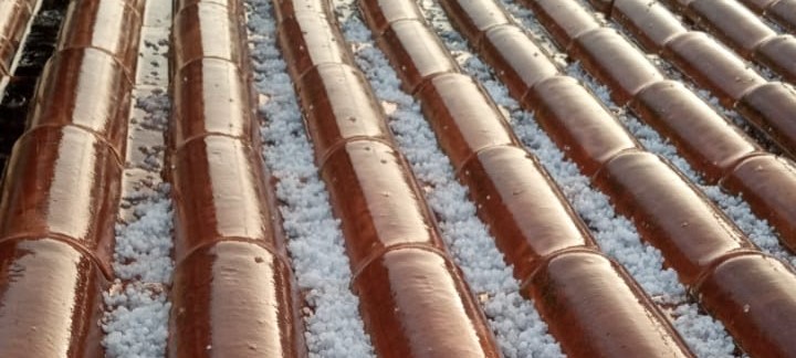 Granizo acumulou nos telhados – Foto: Divulga&ccedil;&atilde;o ND