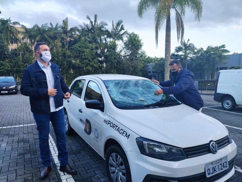 Ricado Alves, Ronaldo Daros e o carro destruído – Foto: Dani Lando/NDTV Record Joinville