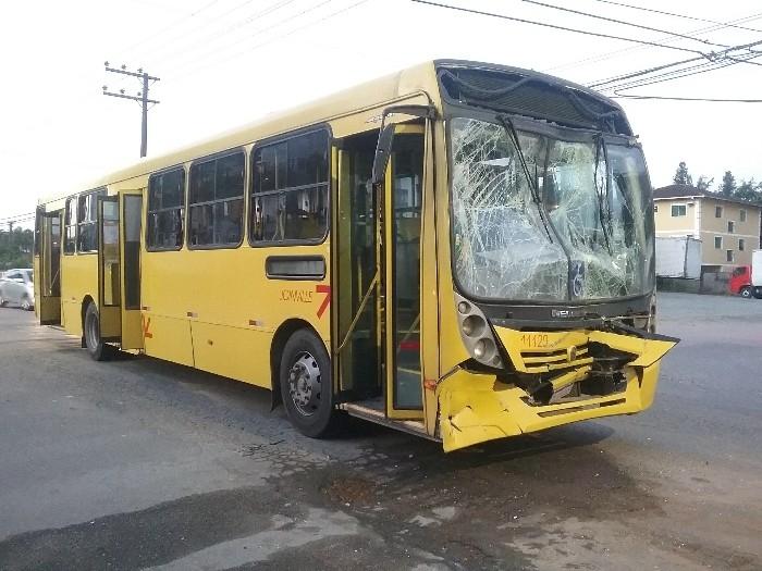 Acidente envolveu três ônibus e uma van em Joinville – Foto: Polícia Militar/Divulgação/ND