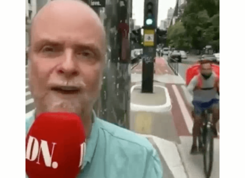 Foto flagra ladr&atilde;o disfar&ccedil;ado de entregador, um pouco antes do bote no rep&oacute;rter sueco – Foto: Reprodu&ccedil;&atilde;o