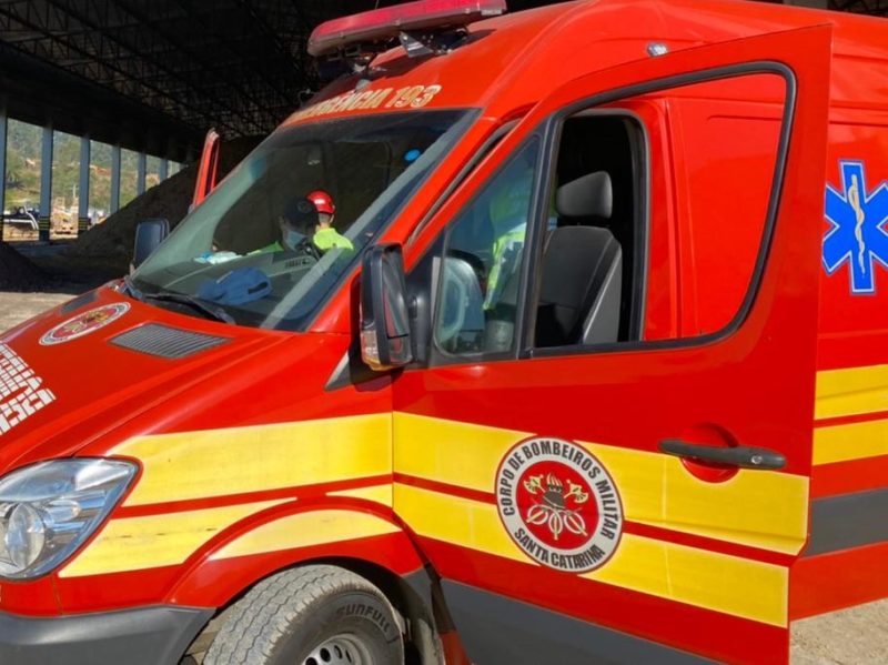 Bombeiros levaram o idoso em estado grave ao Hospital Marieta – Foto: Divulgação/Corpo de Bombeiros/ND