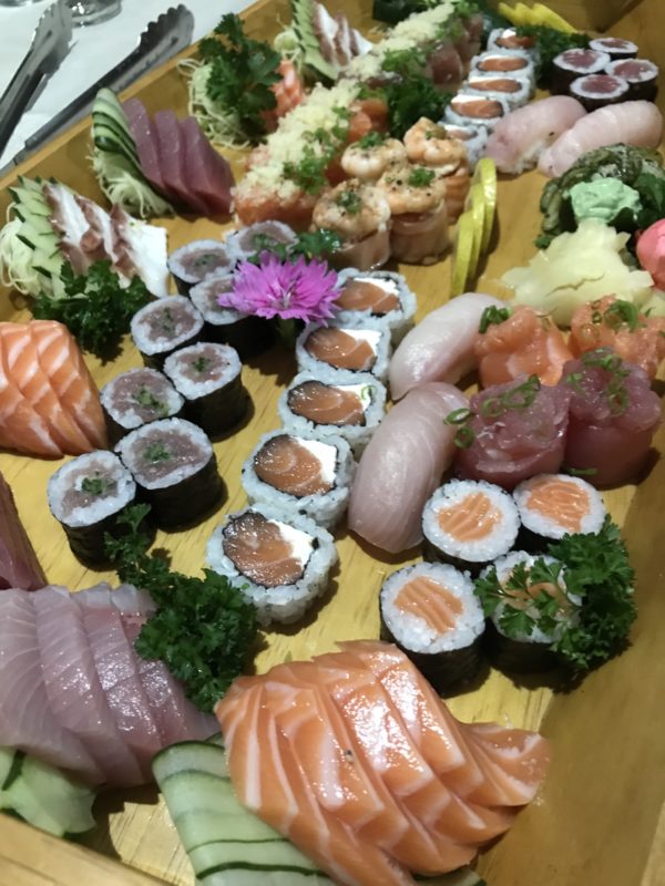 Um combinado de sushi e sashimi &#8211; Foto: João Lombardo
