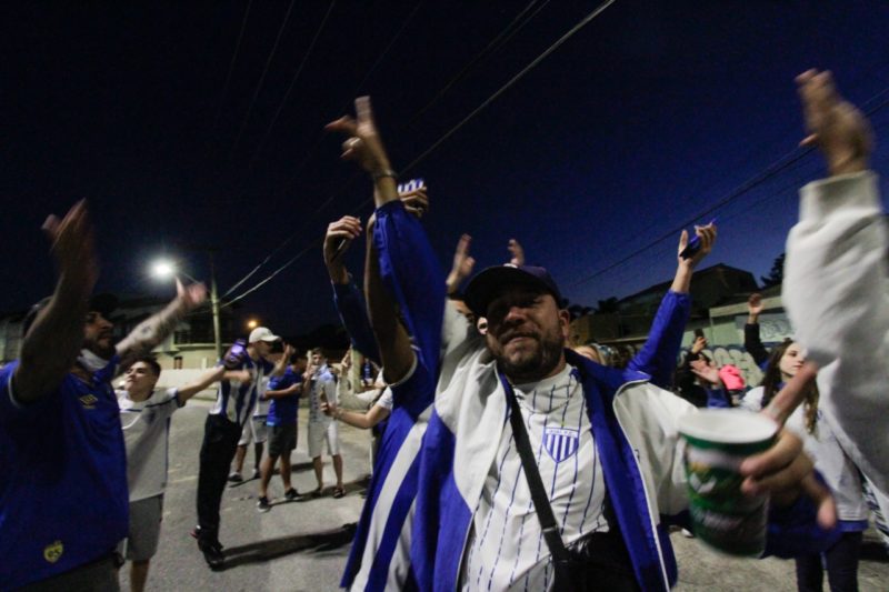 Torcedores do Ava&iacute; comemoraram a vit&oacute;ria perto da Ressacada, agora, querem o acesso para a S&eacute;rie A – Foto: Leo Munhoz/ND
