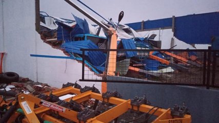 Desde o início da ocorrência, a Celesc disponibilizou equipes para auxiliar a transmissora Evoltz a recuperar o sistema, e conseguiu redirecionar o atendimento de algumas de suas subestações de energia para atender Videira e o hospital da cidade, além de percorrer outros municípios para verificar a situação em outros hospitais da região. – Foto: Rádio Capinzal/Reprodução/ND