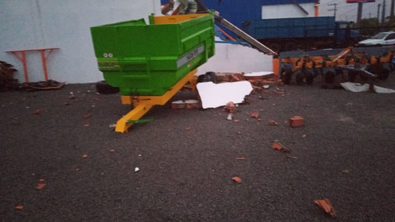 Com isso, a transferência de cargas da Subestação Videira foi interrompida, devido à indisponibilidade de outras linhas na região, atingindo também as Subestação Caçador, Caçador-Castelhano e Fraiburgo. A interrupção do fornecimento de energia é de origem externa ao sistema da Celesc. – Foto: Rádio Capinzal/Reprodução/ND