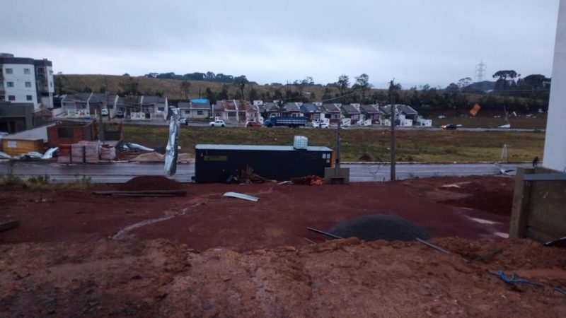 Neste domingo (29) as rajadas de vento no Meio-Oeste chegaram a 123 km/h, derrubando torres de transmissão de energia elétrica e deixando cidades como Videira, Campos Novos e Caçador no escuro. – Foto: Rádio Capinzal/Reprodução/ND