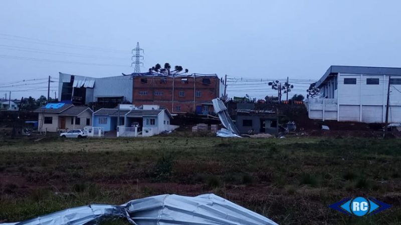 Cidades do Meio-Oeste e do Alto Vale do Itajaí estão sofrendo com a falta  de energia decorrente dos estragos causados pelo <a href="<a href="https://ndmais.com.br/tempo/defesa-civil-confirma-tornado-em-santa-catarina/">https://ndmais.com.br/tempo/defesa-civil-confirma-tornado-em-santa-catarina/</a>">tornado</a> e pelos temporais que atingiram <a href="<a href="https://www.sc.gov.br/">https://www.sc.gov.br/</a>">Santa Catarina</a> neste fim de semana. A Celesc informou que ainda não há previsão para o reestabelecimento completo da energia. – Foto: Rádio Capinzal/Reprodução/ND