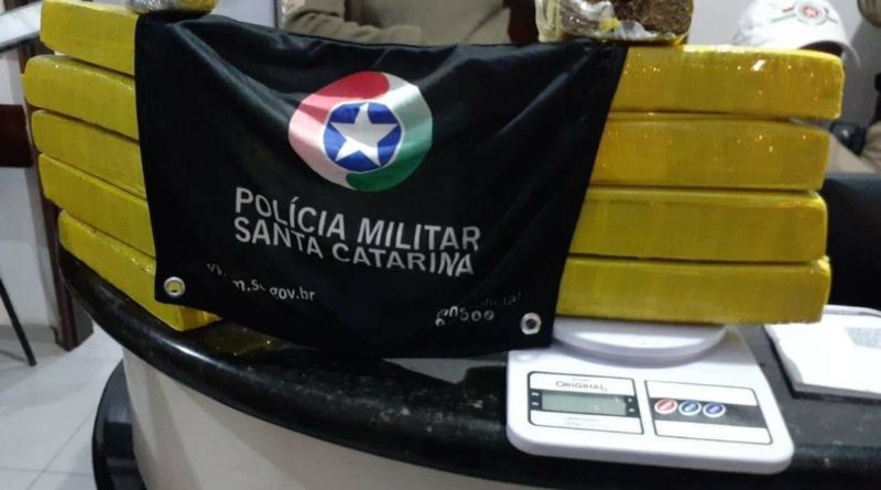Droga foi encontrada dentro do carro dirigido pela adolescente – Foto: Polícia Militar/Divulgação