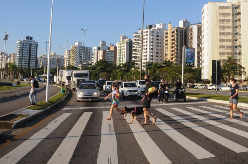 Travessia de pedestres na Avenida Beira-Mar em Florianópolis