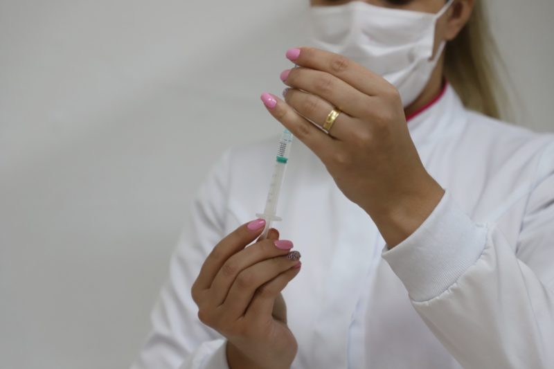 enfermeira com seringa de vacina