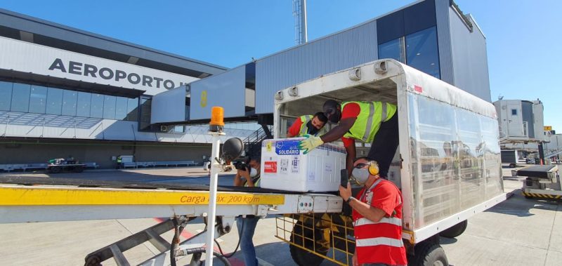 Vacinas chegaram ás 13h35 no Aeroporto Internacional Hercílio Luz, em Florianópolis – Foto: Núcleo de Comunicação/DIVE-SC