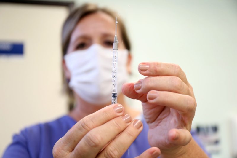 Agendamento inicia às 13h desta quinta-feira (5) e aplicação inicia na sexta-feira (6) – Foto: Divulgação/ND