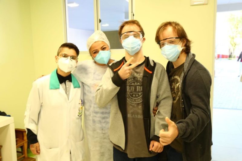 Osirmãos gêmeos Felipe e Vinicius abriram os trabalhos e foram vacinados nesta sexta-feira (7) na Apae. Pessoas com mais de 18 anos com Síndrome de Down podem ir até a instituição que fica no Itacorubi – Foto: Leonardo Sousa/PMF/Divulgação/ND
