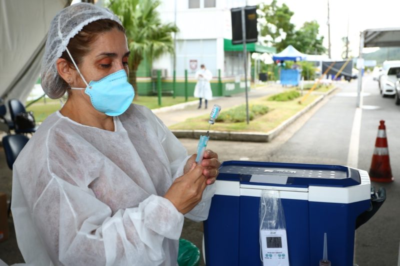 Pessoas a partir de 60 anos começaram a ser vacinadas nesta terça-feira