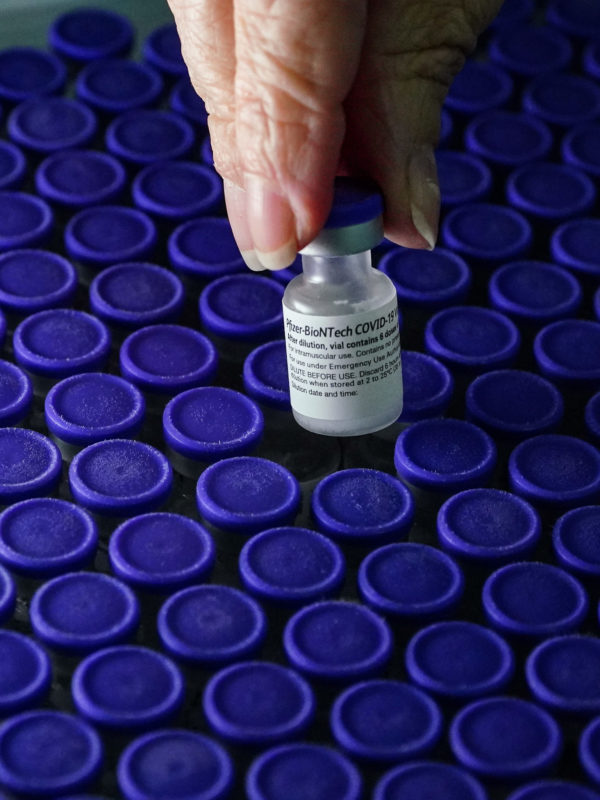 Vacinas est&atilde;o sendo distribu&iacute;das aos munic&iacute;pios nesta semana – Foto: Ricardo WolffenButtel/Secom