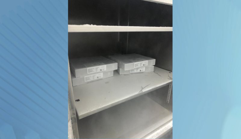 Vacinas da Pfizer chegam a Blumenau e seguem para armazenamento especial em ultrafreezer – Foto: Divulga&ccedil;&atilde;o/Prefeitura de Blumenau