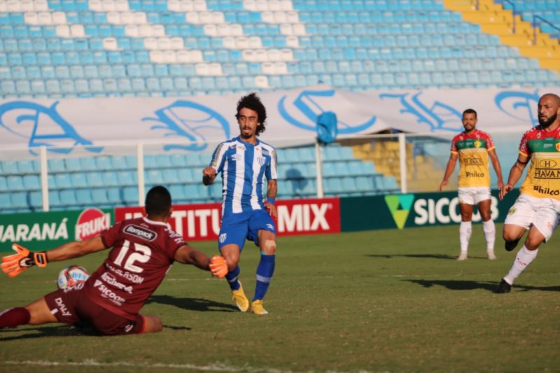 Valdívia, cara a cara com Dalberson, perde grande chance para o Avaí – Foto: Frederico Tadeu/Avaí F.C