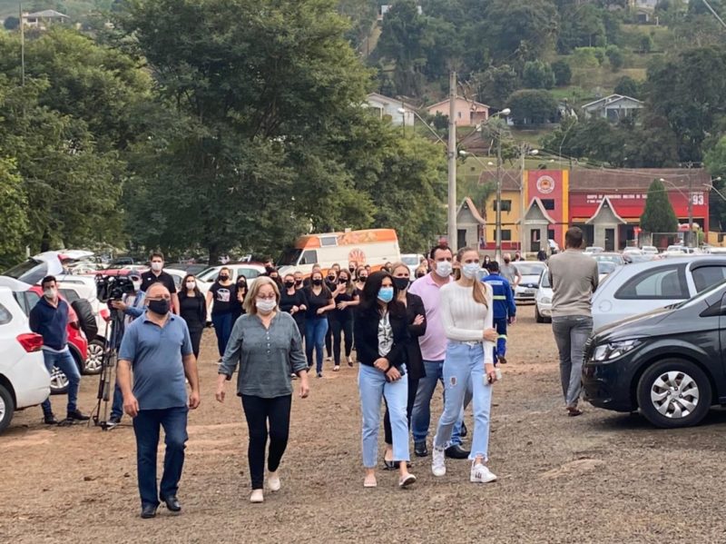 pessoas no enterro dos bebês