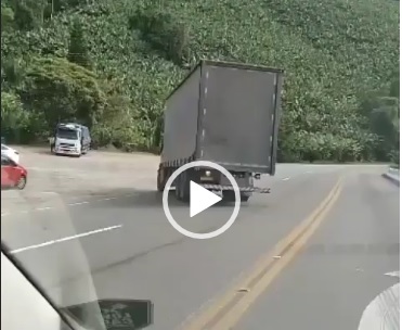Vídeo: sem freio, caminhoneiro faz manobra arriscada e evita acidente em sc
