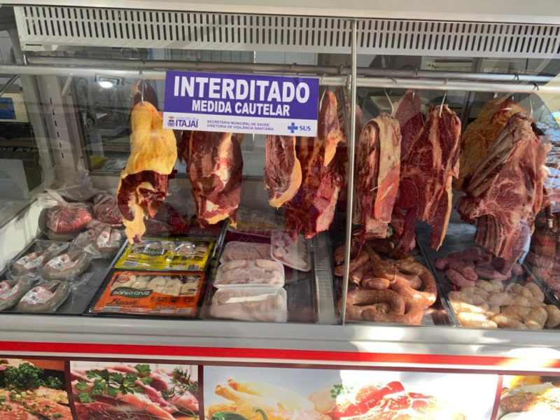 Um a&ccedil;ougue foi interditado por vender carnes de origem duvidosa – Foto: Prefeitura de Itaja&iacute;/Divulga&ccedil;&atilde;o