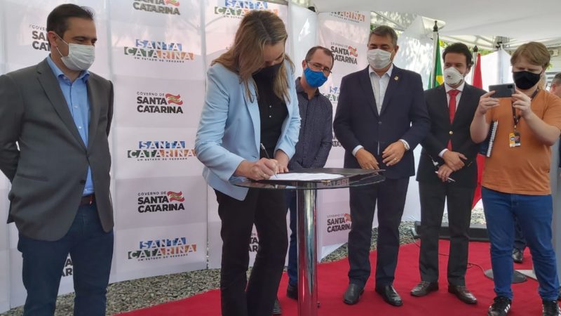 Após homenagear vítimas da tragédia de Saudades, governadora assinou ordem de serviço para início das obras no trecho estadualizado da rodovia – Foto: Kelly Borges/NDTV