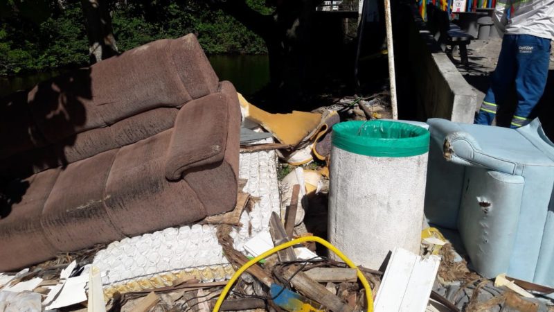 Descartar lixo e entulho na rua ou em áreas clandestinas é crime ambiental inafiançável, passível de multa e até pena de reclusão pela Lei Federal 9.605 – Foto: PMF/Divulgação/ND